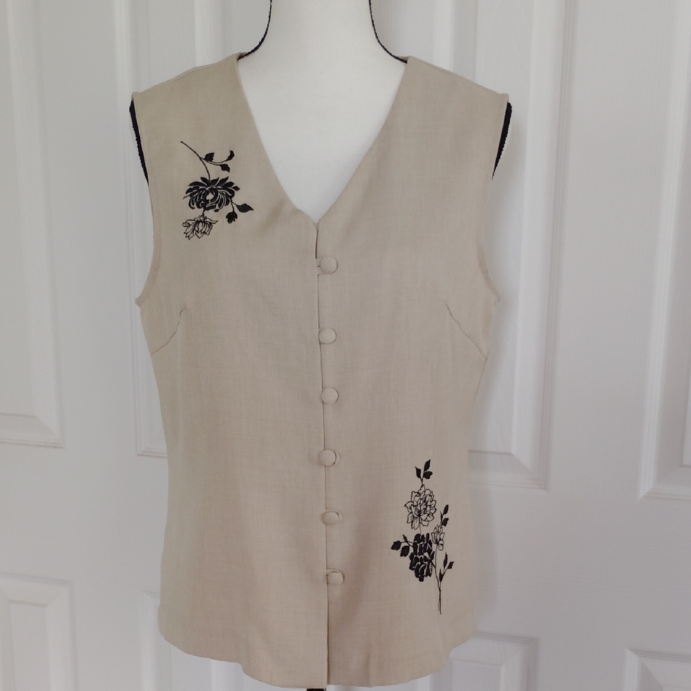 Tracy Lynn Tan Embroidered Button Down Sleeveless Blouse - NWOT
